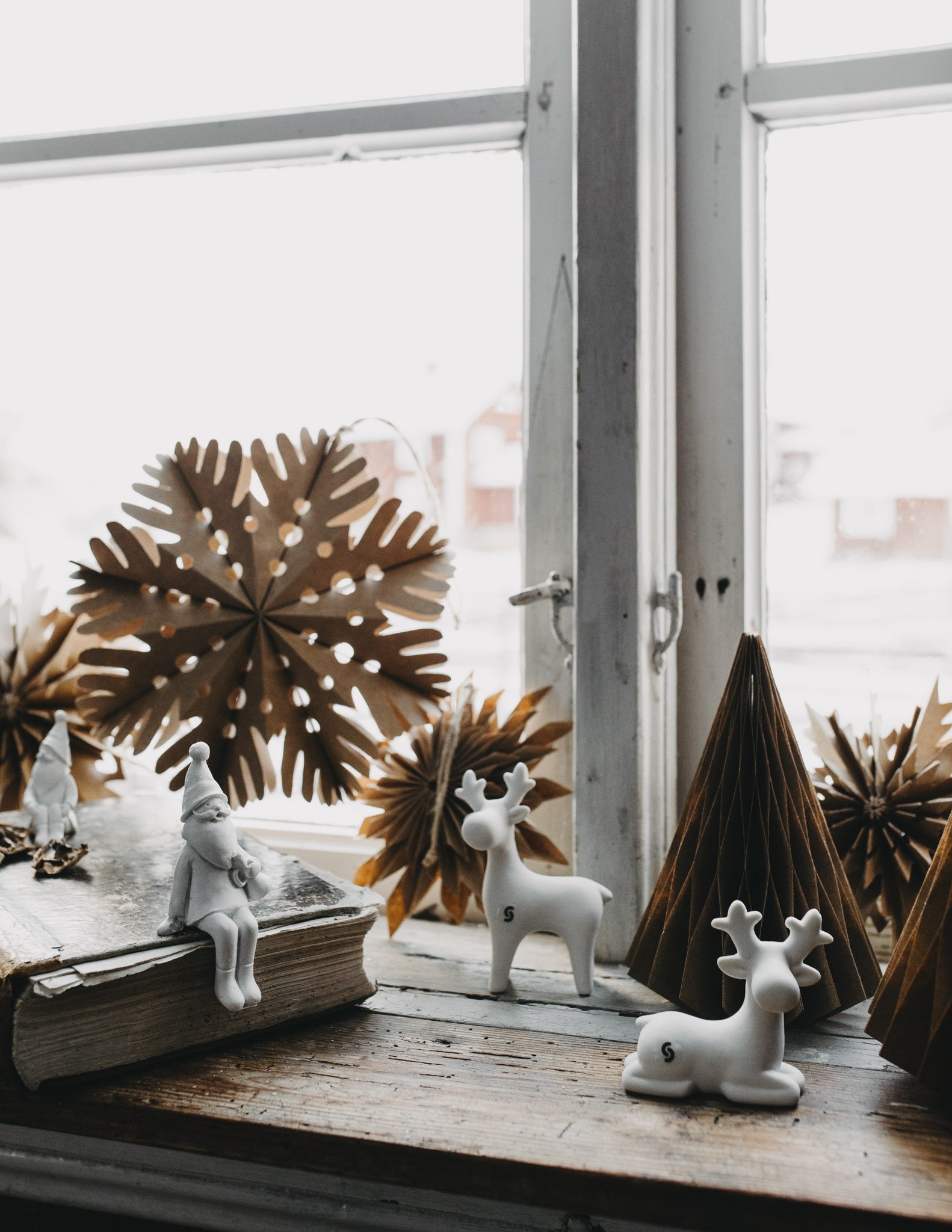 Sten reindeer made of ceramic, resting