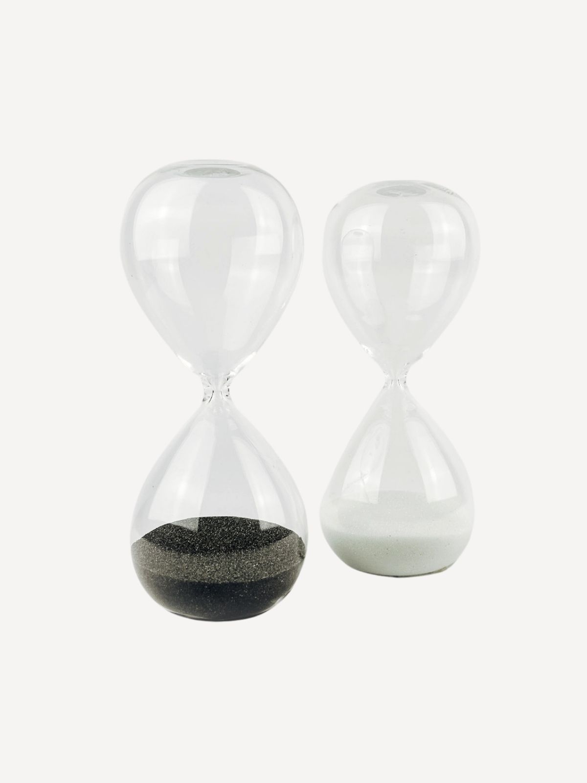 Sanduhr Lurona, 1 Stück (in Schwarz oder Weiß) Sanduhr Lurona, 1 Stück (in Schwarz oder Weiß)