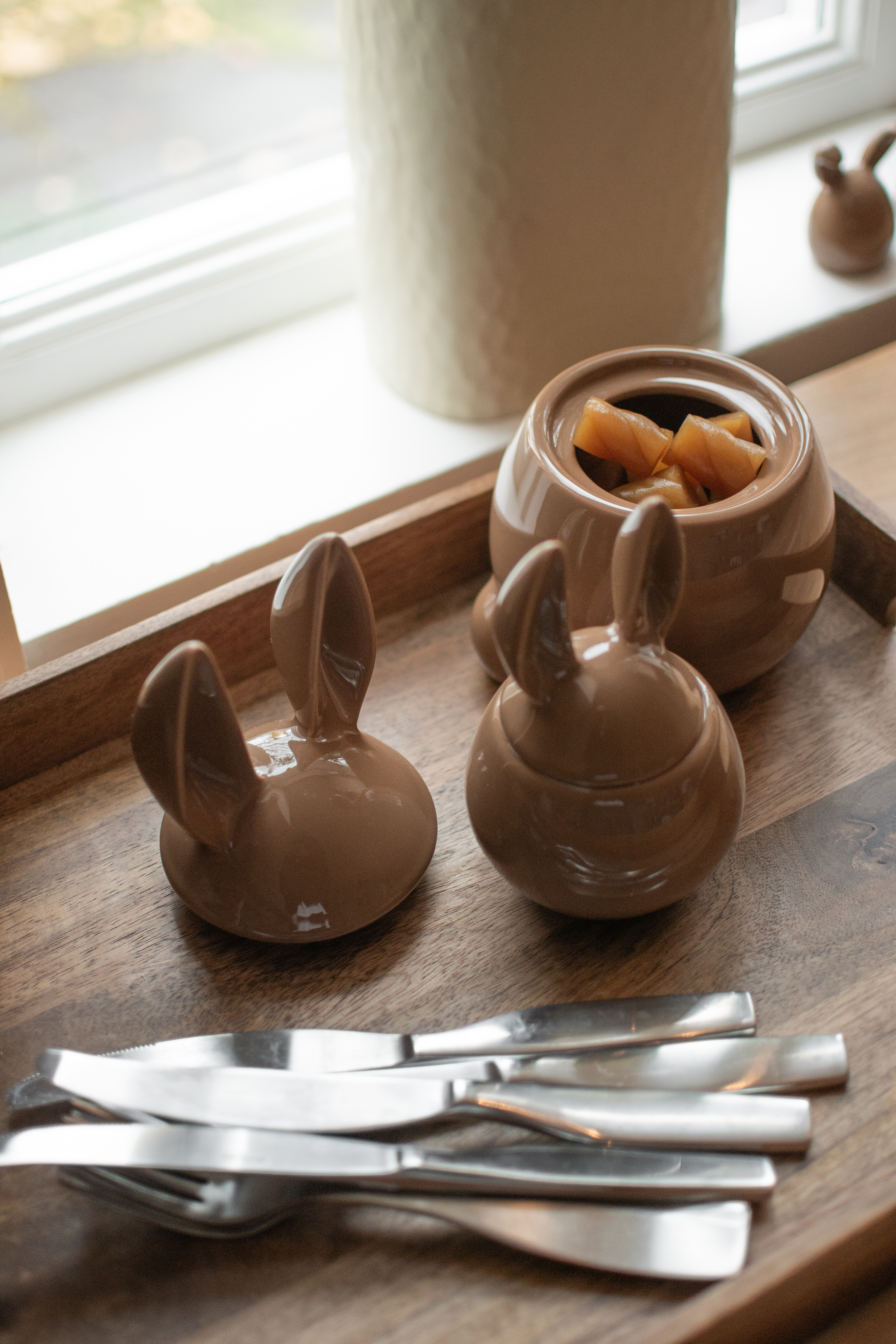 Eating Rabbit bowl, small, shiny nougat